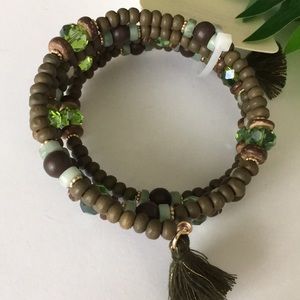 NWT! Fashion jewelry Wraps around wrist bracelet
